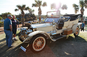 Keine Concours-Teilnehmer, sondern Angebote einer Auktion in Amelia Islands Rahmenprogramm - hier ein Rolls-Royce Silver Ghost,...