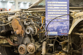 Keine Katze im Sack: ehrlicher Hinweis auf den verschlissenen Fahrersitz dieses Audi 100 – Techno Classica 2023