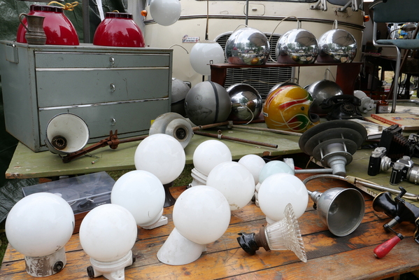 Keine Leuchte strahlt so sehr wie der Motorradhelm mit Metalflake-Lackierung – Bockhorner Oldtimermarkt 2024