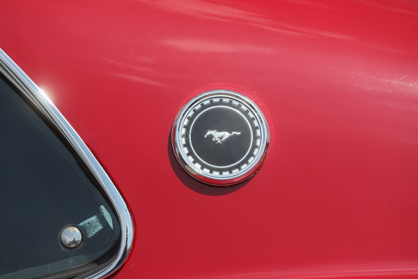 Keine Luftauslässe mehr, dafür ein rundes Mustang-Emblem an der C-Säule des '69er SportsRoof - 8. Mustang & Shelby Meeting 2024
