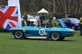 Keine Luftbremse à la Mercedes-Benz 300 SLR, sondern nur eine vergessene Verdeckklappe - Corvette C2 mit vorübergehend zweifelhafter Aerodynamik.
