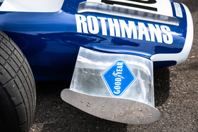 Keine Trittstufe trotz Schuh-Symbol: McLaren-Frontflügel mit Goodyear-Werbung – Goodwood Festival of Speed 2023