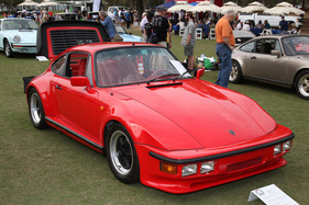 Kenner wissen, dass Porsche vor rund 40 Jahren selbst auf den Umbau-Zug aufgesprungen ist und seltsame, dabei sündteure Modifikationen ab Werk angeboten hat. Dieser Turbo ist einer von 58 Flachschnauzern der ersten offiziellen Serie ...