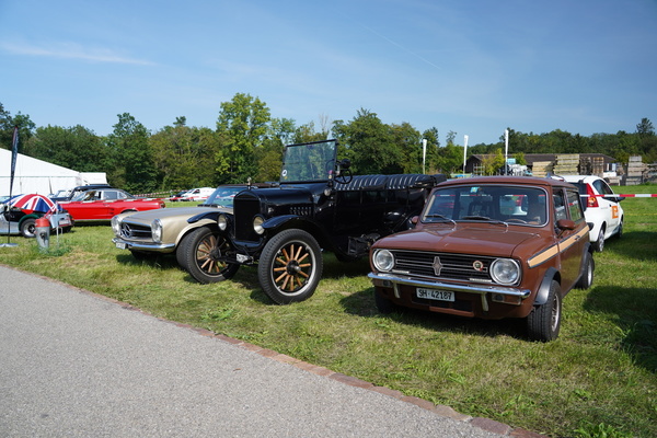 Bild Kick Off zur Autohalle Andelfingen - Kompetenz-Zentrum für Oldtimer - Besucherparkplatz mit über 100 Jahren Automobilgeschichte