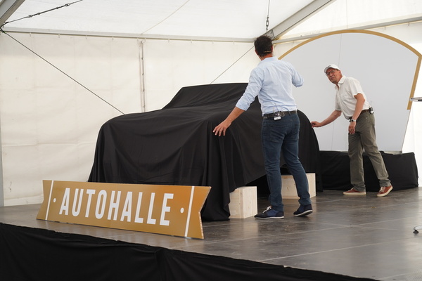 Kick Off zur Autohalle Andelfingen - Kompetenz-Zentrum für Oldtimer - Enthüllung auf der Bühne