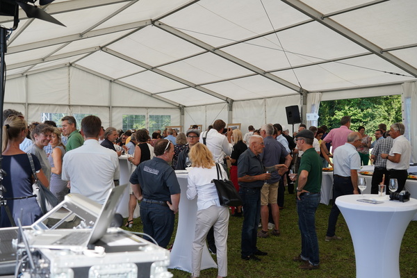 Kick Off zur Autohalle Andelfingen - Kompetenz-Zentrum für Oldtimer - es wurden rund 200 Gäste begrüsst
