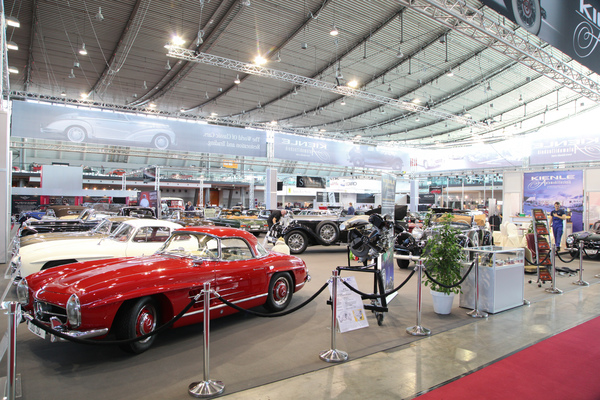Mercedes-Benz 300 SL stehen auf einer Messe zum Verkauf
