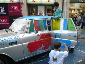 Kinder bemalen einen Mercedes-Benz 220 (Heckflosse) von 1961 zwecks Geldsammelns für die Kinderkrebshilfe Schweiz Kinder bemalen einen Mercedes-Benz 220 (Heckflosse) von 1961 zwecks Geldsammelns für die Kinderkrebshilfe Schweiz
