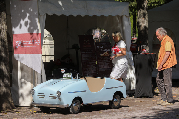 Kinderauto Tomos SAP Mopi von 1947 als Blickfang - 21. Classic-Gala Schwetzingen 2025