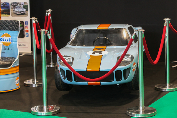 Kinderautos in allen Farben und Formen, hier ein Ford GT40 für den Sprössling - Rétromobile Paris 2022