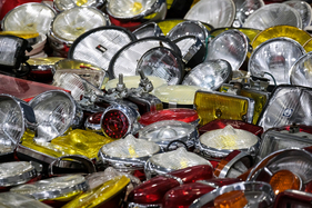 Kiste voller Alt-Scheinwerfer:Rückleuchten am Teilemarkt Kiste voller Alt-Scheinwerfer:Rückleuchten am Teilemarkt