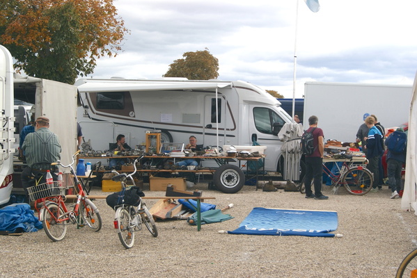 Klappräder sind auf dem weitläufigen Gelände sinnvoll. Nur in manchen Gängen wird's eng – Veterama Mannheim 2022