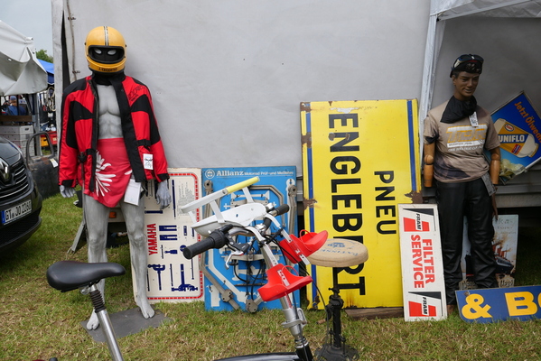 Klar, Johnny Cecotto trägt Dainese. Oder was sonst? – Bockhorner Oldtimermarkt 2024