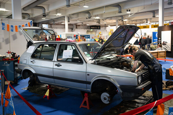 Image: Young classic car enthusiasts at the Bremen Classic Motorshow