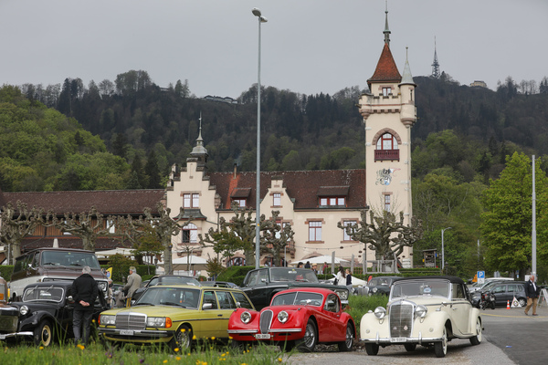 Bild Klassiker aller Ort vor dem Restaurant Albisgütli - Albisgütli Classic Cars & Bikes April 2023