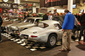 Klassiker am laufenden Band - bunt gemischte Marken, einheitliche Lackierung (Bremen Classic Motorshow 2018)