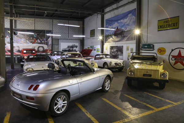 Klassiker aus Deutschland, Italien und Grossbritannien im hinteren Besichtigungsraum - Versteigerung der Oldtimer Galerie Toffen am 22. März 2025