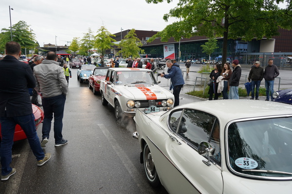 Bild: Klassiker fahren bei der Swiss Classic World vor