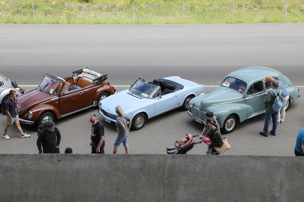 Bild Klassiker verschiedener Epochen zeigen sich dem Publikum - VW Käfer, Fiat 124 Spider und Peugeot 203 - 5. Old Wheels Biel/Bienne 2024