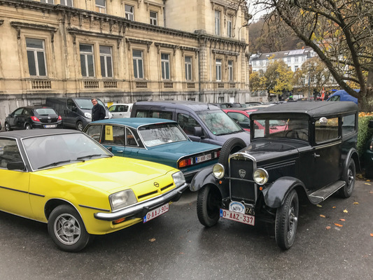 Bild Klassiker von Peugeot, Opel und Triumph auf dem Parkplatz - Oldtimerbörse Spa 2016