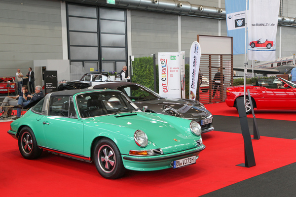 Klassiker von Porsche neben aktuellem Sportwagen aus Zuffenhausen - Motorworld Classics Bodensee 2022