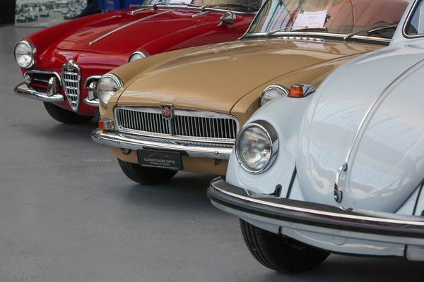Klassiker von Volkswagen, MG und Alfa Romeo in Reih' und Glied - Versteigerung der Oldtimer Galerie in Toffen am 26. März 2022