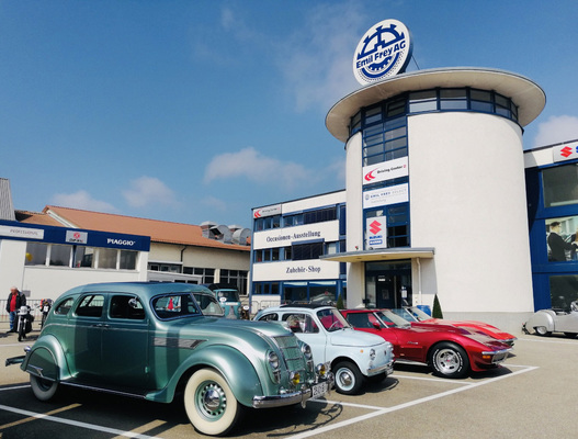 Klassiker vor klassischer EFR-Architektur - Oldtimer Grand Prix Safenwil 2019