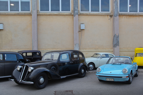 Klassiker zwischen den Hallen, z.B. Alfa Romeo 6C Limousine und Porsche 911 - Auto e Moto d'Epoca 2014