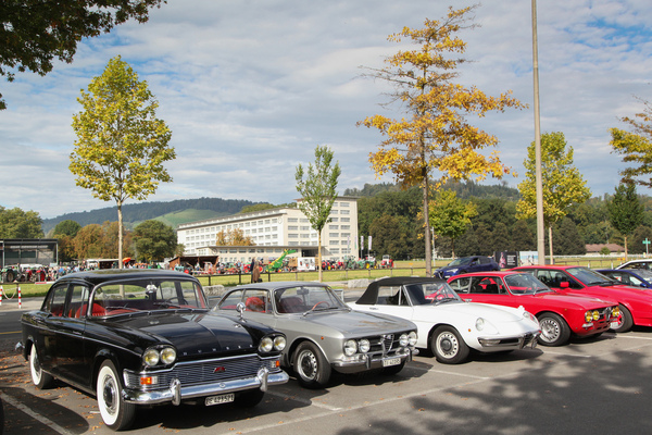 Bild Klassikervielfalt vor den Messehallen - Swiss Classic World Luzern 2021