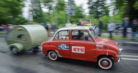 Klassikwelt Bodensee - Goggomobil mit Wohnwagen an der Klassiker-Parade