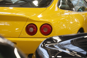 Klassisch in Gelb und mit doppelten Rückleuchten - Ferrari 550 - 42. Auto e Moto d'Epoca 2025