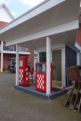 Klassisch kariert: die kleine Avia-Tankstelle – Zu Besuch in der Sammlung Hilker