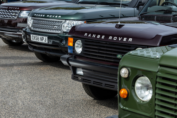 Klassische und aktuelle Land Rover aus der königlichen Sammlung – an der Goodwood Revival Parade