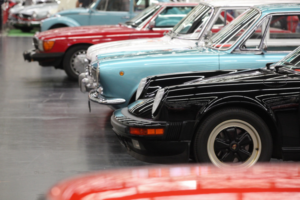 Klassischer Porsche 911 als G-Modell zwischen anderen Oldtimern - Retro Classics Bavaria 2019