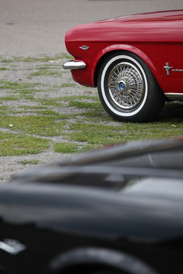 Klassischer Sechzigerjahre-289-er-Mustang und sein später Nachfolger - Mustang & Shelby Meeting 2017 in Zug