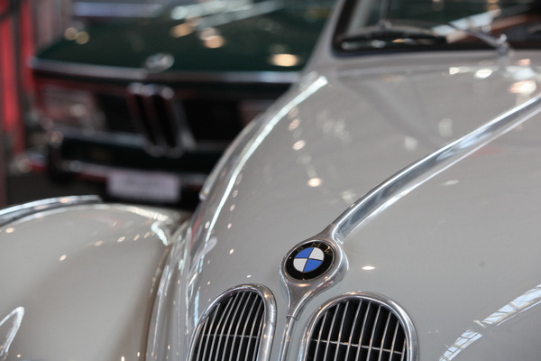 Klassisches BMW-Emblem auf einem 502 - Retro Classics Stuttgart 2020