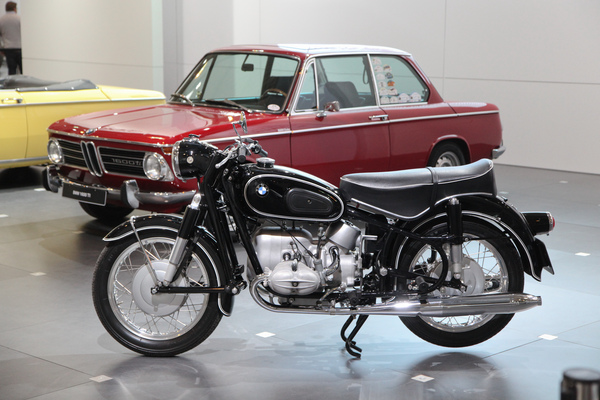 Klassisches BMW Zweitzylinder-Boxer-Motorrad vor einem 02-er - gesehen an der Techno Classica 2016