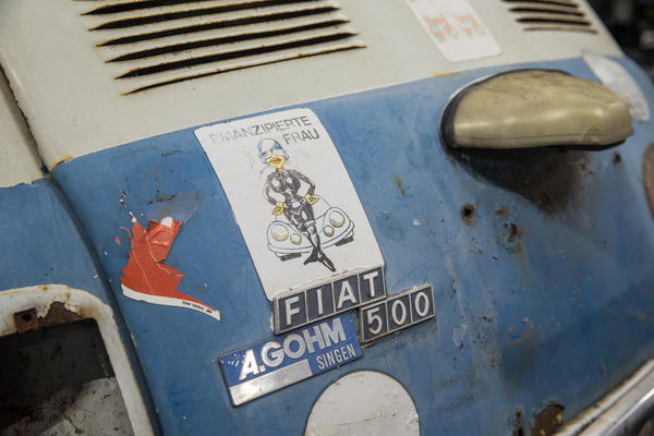 Kleber von damals auf einem Fiat 500L von damals - Retro Classics Bavaria 2022