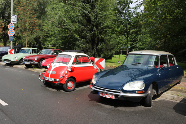 Klein neben gross - BMW Isetta neben Citroën DS - Hamburger Stadtpark-Revival 2016