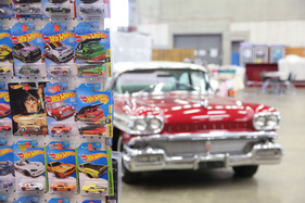 Klein oder gross? Modellautos von Matchbox und Oldsmobile in Originalgrösse - Oldtimer- und Teilemarkt Fribourg 2019