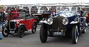 Klein steht neben gross, günstige neben teuren Autos - 35. British Car Meeting auf dem Flugplatz Mollis