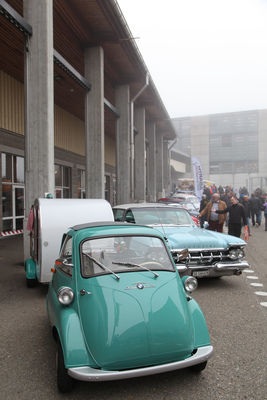 Klein und Gross - die BMW Isetta ist selbst mit Wohnwagen kaum grösser als der Chrysler Imperial daneben - Oldtimermesse St. Gallen am 30. Oktober 2016