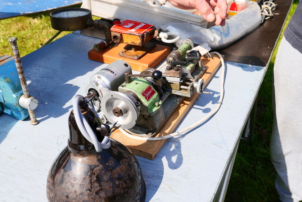 Kleine Drehbank für Modellbauer angeboten für € 500.-, voll funktionsfähig laut Anbieter – Bockhorner Oldtimermarkt 2025