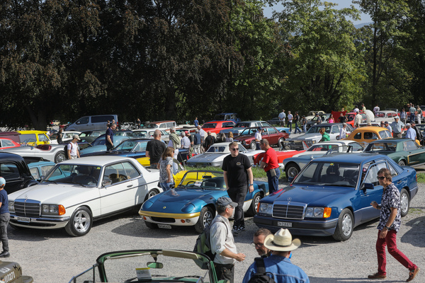 Kleiner Lotus Elan Sprint zwischen zwei Mittelklasse-Mercedes – Albisgütli Classic Cars & Bikes Oktober 2023