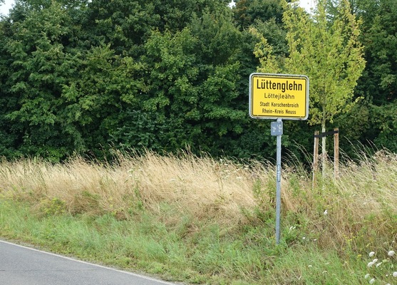 Kleiner Ort für eine große Veranstaltung. Der Ortsnamen steht auf dem Schild auch auf Platt – Classic Days 2025
