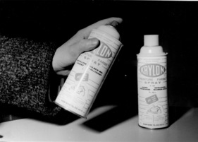 Kleinere Schäden können dank Farbe aus der Sprühdose - hier Krylon Farben - mühelos ausgebessert werden - Genfer Autosalon 1967
