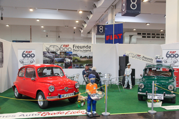 Bild: Kleines Auto, grosse Liebe - zwei Fiat 600 auf dem Club-Stand der Fiat-600-Freunde
