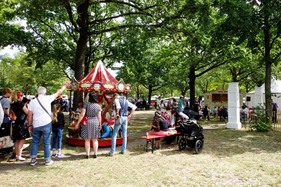 Kleines Fahrgeschäft für kleine Besucher – Classic Days Düsseldorf 2022 Kleines Fahrgeschäft für kleine Besucher – Classic Days Düsseldorf 2022