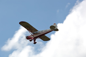 Kleinflugzeug im Überflug - Oldtimerclassic Hittnau 2014