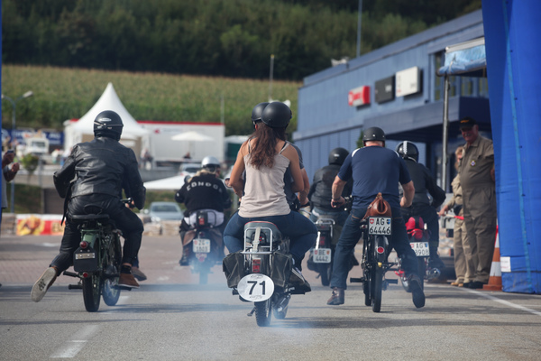 Kleinmotorräder beim Start - 25. Oldtimer Grandprix Safenwil am 3. September 2016